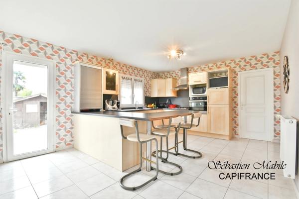 Maison contemporaine à vendre 4 chambres dont 1 au RDC, avec 2 doubles garages, (50) PONTORSON - Terrain de 2000 M²