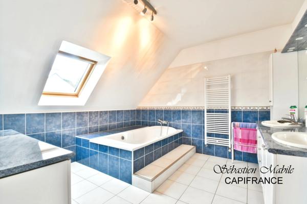 Maison contemporaine à vendre 4 chambres dont 1 au RDC, avec 2 doubles garages, (50) PONTORSON - Terrain de 2000 M²