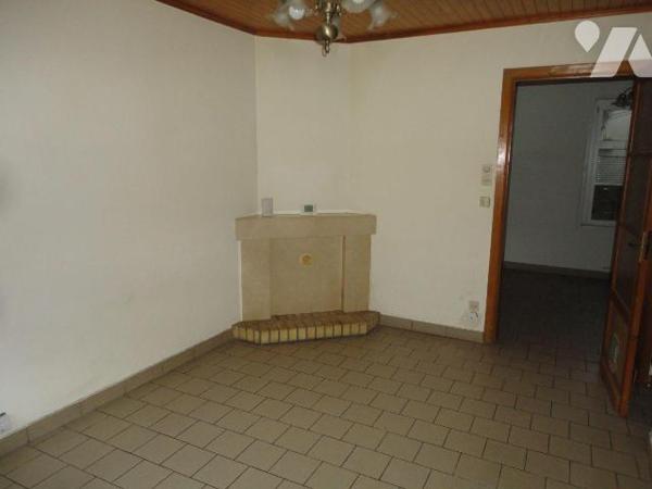 A VENDRE sur NIEPPE dans le NORD (59)- MAISON de ville avec GARAGE comprenant Un salon un séjou...