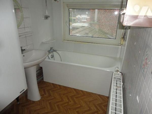 A VENDRE sur NIEPPE dans le NORD (59)- MAISON de ville avec GARAGE comprenant Un salon un séjou...