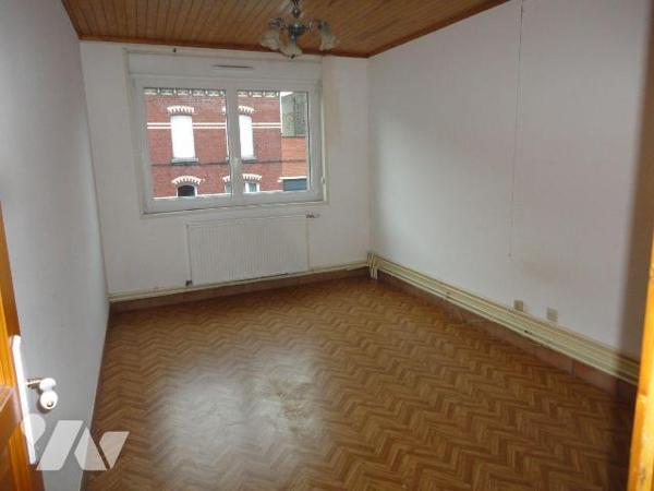 A VENDRE sur NIEPPE dans le NORD (59)- MAISON de ville avec GARAGE comprenant Un salon un séjou...