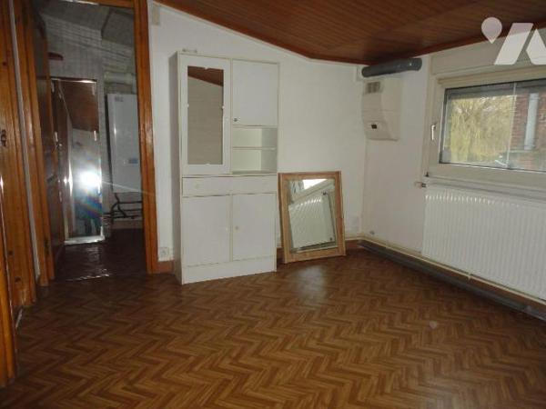 A VENDRE sur NIEPPE dans le NORD (59)- MAISON de ville avec GARAGE comprenant Un salon un séjou...