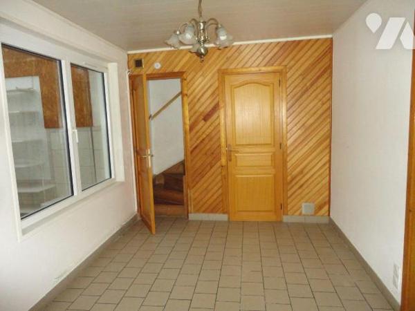 A VENDRE sur NIEPPE dans le NORD (59)- MAISON de ville avec GARAGE comprenant Un salon un séjou...