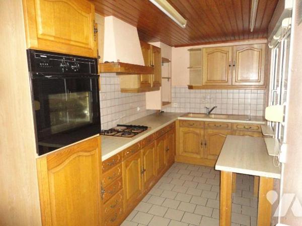A VENDRE sur NIEPPE dans le NORD (59)- MAISON de ville avec GARAGE comprenant Un salon un séjou...