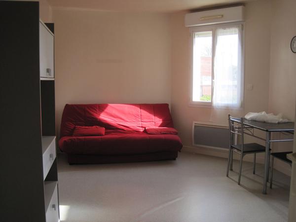 A LOUER STUDIO MEUBLE PROCHE CENTRE VILLE A ST QUENTIN 02100