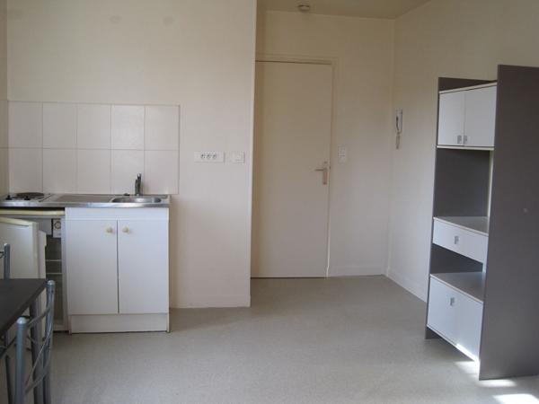 A LOUER STUDIO MEUBLE PROCHE CENTRE VILLE A ST QUENTIN 02100