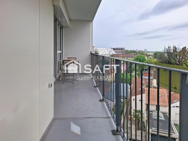 Appartement traversant au pied du métro
