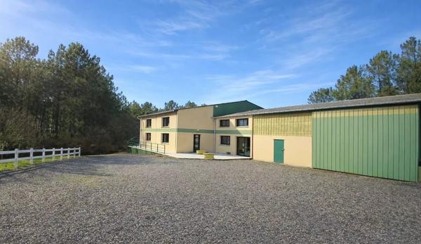 Grande propriété de 3 chambres située sur un terrain de 65 hectares avec potentiel de revenus (actuellement un parc de chasse)