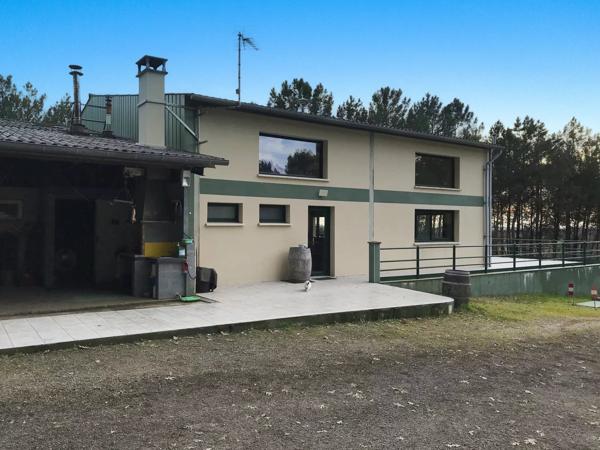 Grande propriété de 3 chambres située sur un terrain de 65 hectares avec potentiel de revenus (actuellement un parc de chasse)