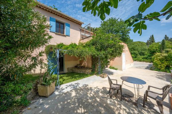 Villa T5 + T3 avec vue dégagée, piscine et immense garage