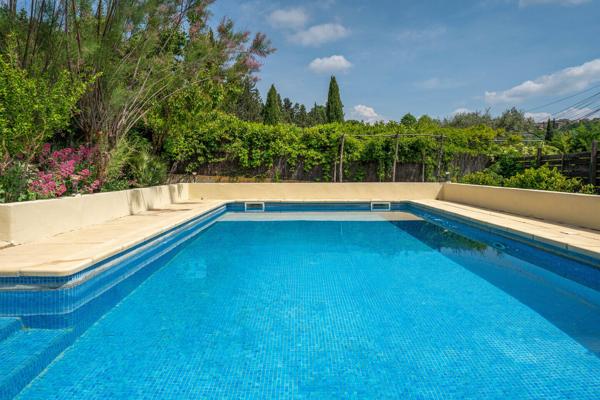 Villa T5 + T3 avec vue dégagée, piscine et immense garage