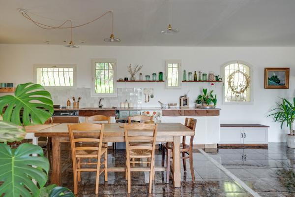 Villa T5 + T3 avec vue dégagée, piscine et immense garage
