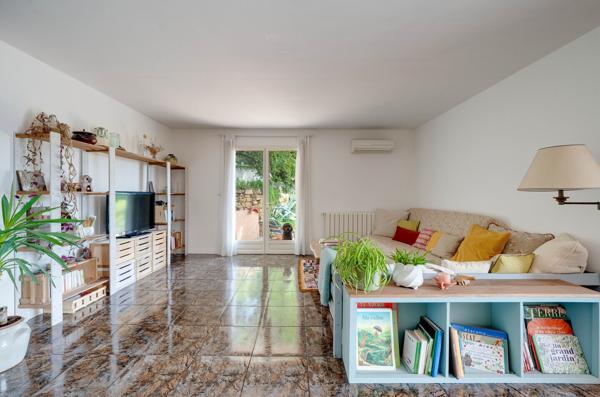 Villa T5 + T3 avec vue dégagée, piscine et immense garage