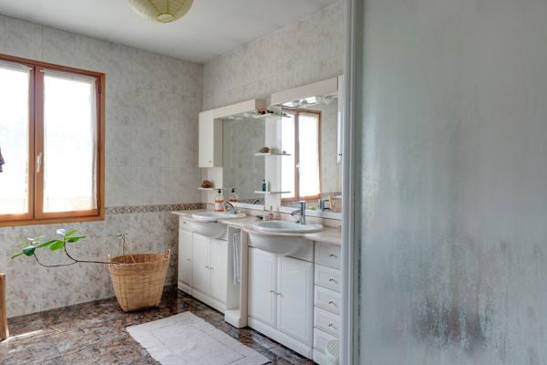 Villa T5 + T3 avec vue dégagée, piscine et immense garage