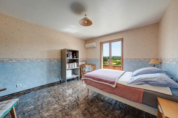 Villa T5 + T3 avec vue dégagée, piscine et immense garage