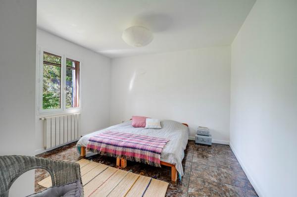 Villa T5 + T3 avec vue dégagée, piscine et immense garage