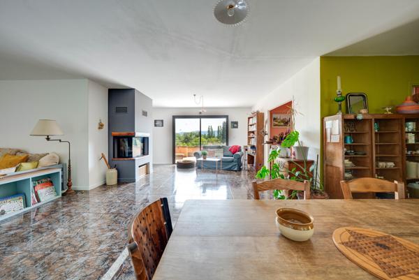Villa T5 + T3 avec vue dégagée, piscine et immense garage