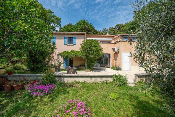 Villa T5 + T3 avec vue dégagée, piscine et immense garage