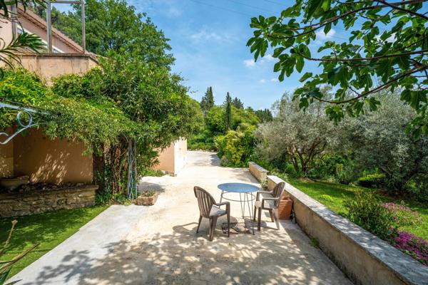 Villa T5 + T3 avec vue dégagée, piscine et immense garage