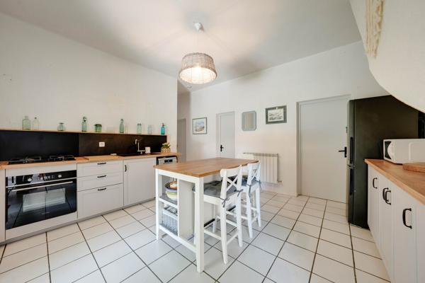 Villa T5 + T3 avec vue dégagée, piscine et immense garage