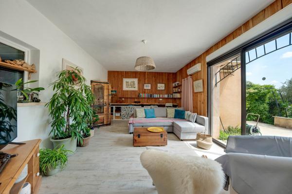 Villa T5 + T3 avec vue dégagée, piscine et immense garage