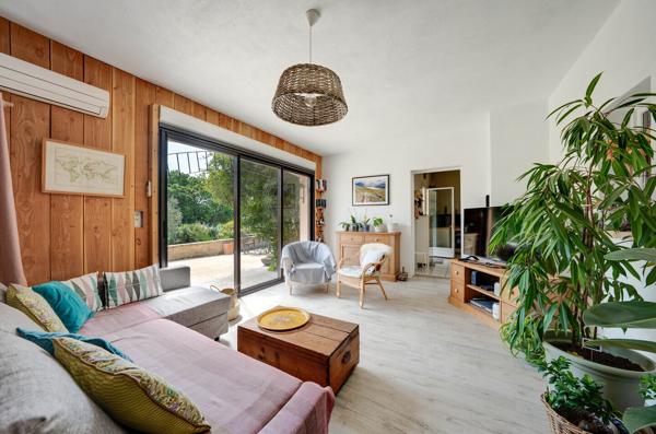 Villa T5 + T3 avec vue dégagée, piscine et immense garage