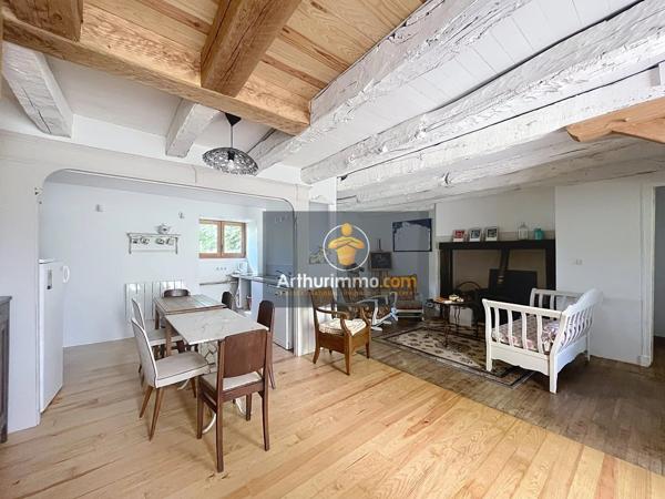 Vente                                                      Maison de village
                        
                     3 pièces                      71 m2                     à Le Bugue