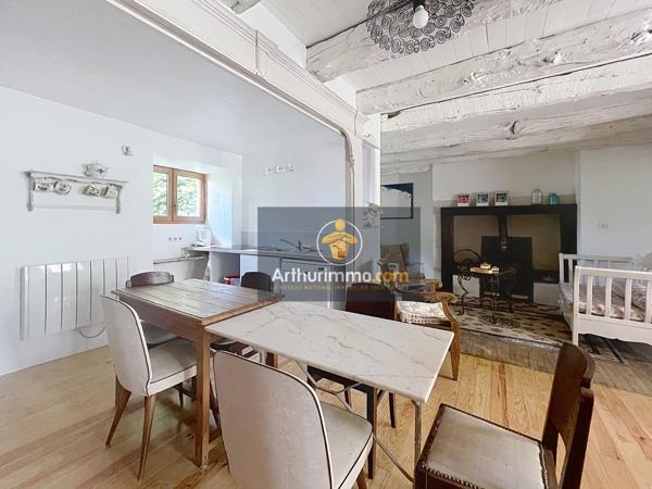 Vente                                                      Maison de village
                        
                     3 pièces                      71 m2                     à Le Bugue