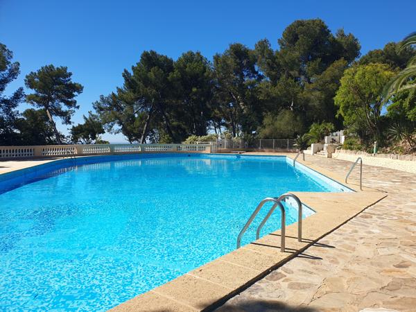 Hyères (83400) Hyères : Superbe duplex de 165m² avec grande terrasse et vue panoramique mer et sur les îles..