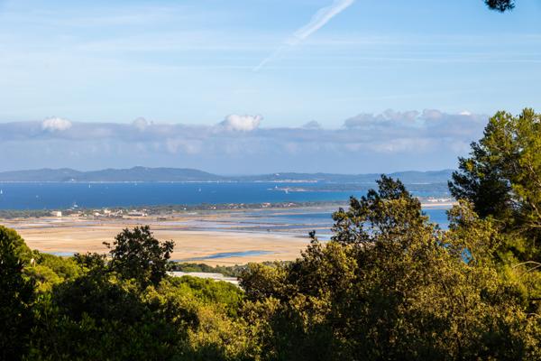 Hyères (83400) Hyères : Superbe duplex de 165m² avec grande terrasse et vue panoramique mer et sur les îles..