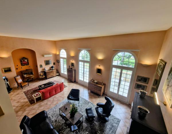 Hyères (83400) Hyères : Superbe duplex de 165m² avec grande terrasse et vue panoramique mer et sur les îles..