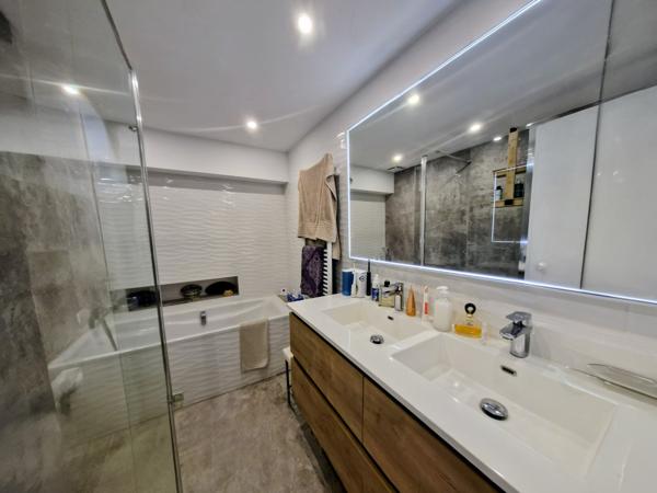 Hyères (83400) Hyères : Superbe duplex de 165m² avec grande terrasse et vue panoramique mer et sur les îles..