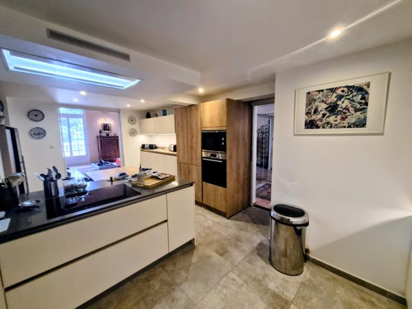 Hyères (83400) Hyères : Superbe duplex de 165m² avec grande terrasse et vue panoramique mer et sur les îles..