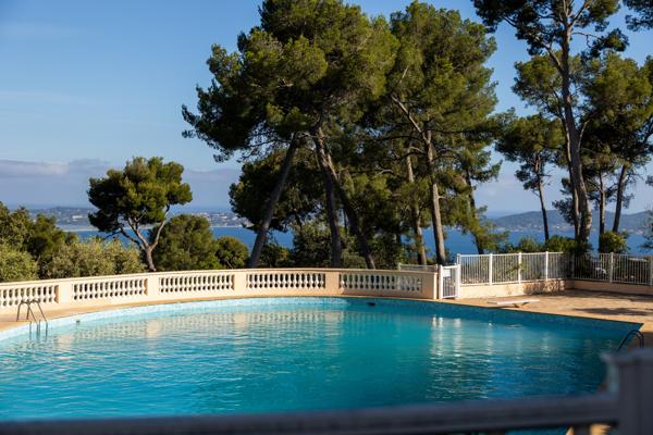 Hyères (83400) Hyères : Superbe duplex de 165m² avec grande terrasse et vue panoramique mer et sur les îles..