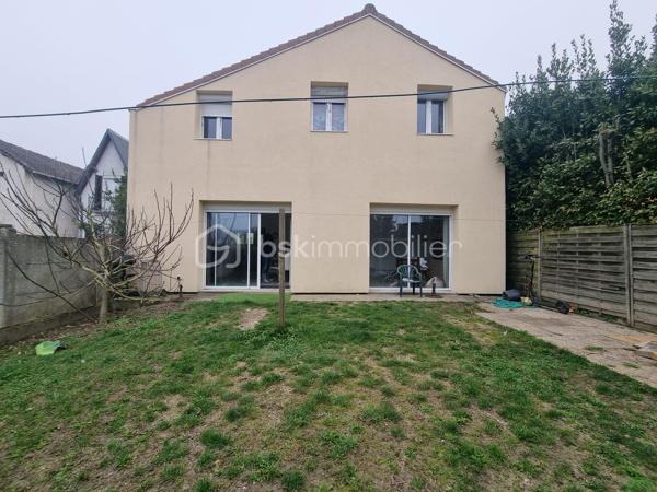 CONTACT UNIQUE : SOPHIA GACI : 06 15 07 82 92



COUP DE CŒUR À PUISEUX-EN-FRANCE – MAISON INDIVIDUELLE À FORT POTENTIEL 🔥
📍 Secteur Le Bois du Coudray, à proximité de Louvres

💥 PRIX ATTRACTIF : 283 000 € FAI 💥
Une opportunité rare sur le secteur pour une maison avec autant de potentiel !

✨ UNE MAISON QUI S’ADAPTE À VOTRE VIE
Dans un environnement calme et résidentiel, à deux pas des écoles, commerces et transports, découvrez cette maison individuelle de 141,94 m² offrant espace, luminosité et évolutivité.

Dès l’entrée, vous serez séduit par :
✔️ Un vaste séjour double lumineux, idéal pour recevoir
✔️ Une cuisine séparée entièrement équipée
✔️ Un bureau, parfait pour le télétravail
✔️ 3 chambres confortables
✔️ Une salle d’eau/bains et WC à chaque niveau pour un confort optimal

👉 Maison principale déjà en très bon état construction récente
👉 Extension et isolation réalisées en 2017
👉 Chauffage performant par pompe à chaleur
👉 Plans disponibles

💡 Un vrai plus : le propriétaire peut se charger de réaliser les quelques finitions restantes, vous permettant d’emménager sereinement.

🚀 UN BIEN À FORT POTENTIEL – PROJET DE VIE OU INVESTISSEMENT

🏡 Studio indépendant
• 27 m² au total dont 19 m² déjà aménagés
• Idéal pour location, profession libérale ou espace ado
• Possibilité de rehaussement pour exploiter tout son potentiel et ainsi doubler cette surface

📦 Espace de stockage aménageable
• Fort potentiel d’agrandissement pour créer de nouvelles surfaces

🎨 Personnalisation possible
• L’opportunité d’adapter le bien à votre goût tout en valorisant votre patrimoine

🌳 UN EXTÉRIEUR PRIVILÉGIÉ
• Jardin clos de 345 m² sans vis-à-vis 🌿
• Parfait pour vos moments de détente en famille
• Stationnement pour jusqu’à 3 véhicules

🚆 UNE LOCALISATION IDÉALE
• 🚌 Bus à 2 min à pied (Fauvettes & Allouettes)
• 🚉 RER D – Gare de Louvres à 1,4 km
• ⏱️ Paris Gare du Nord en 30 minutes

📊 FICHE TECHNIQUE
• Surface : 141,94 m²
• Terrain : 345 m²
• Chauffage : Pompe à chaleur
• Annexes : Garage + studio + cellier + rangements + bureau

💥 UNE MAISON ÉVOLUTIVE À PRIX COMPÉTITIF – À VISITER SANS TARDER !
Parfaite pour une famille ou un investisseur, cette maison combine emplacement, potentiel et prix attractif.

📞 Contactez-moi dès maintenant pour organiser une visite !
