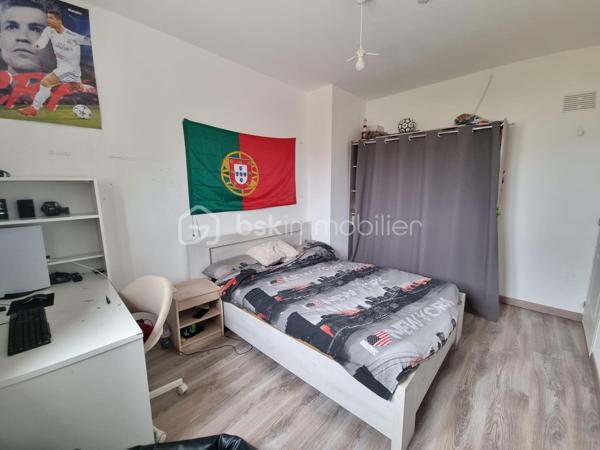 CONTACT UNIQUE : SOPHIA GACI : 06 15 07 82 92



COUP DE CŒUR À PUISEUX-EN-FRANCE – MAISON INDIVIDUELLE À FORT POTENTIEL 🔥
📍 Secteur Le Bois du Coudray, à proximité de Louvres

💥 PRIX ATTRACTIF : 283 000 € FAI 💥
Une opportunité rare sur le secteur pour une maison avec autant de potentiel !

✨ UNE MAISON QUI S’ADAPTE À VOTRE VIE
Dans un environnement calme et résidentiel, à deux pas des écoles, commerces et transports, découvrez cette maison individuelle de 141,94 m² offrant espace, luminosité et évolutivité.

Dès l’entrée, vous serez séduit par :
✔️ Un vaste séjour double lumineux, idéal pour recevoir
✔️ Une cuisine séparée entièrement équipée
✔️ Un bureau, parfait pour le télétravail
✔️ 3 chambres confortables
✔️ Une salle d’eau/bains et WC à chaque niveau pour un confort optimal

👉 Maison principale déjà en très bon état construction récente
👉 Extension et isolation réalisées en 2017
👉 Chauffage performant par pompe à chaleur
👉 Plans disponibles

💡 Un vrai plus : le propriétaire peut se charger de réaliser les quelques finitions restantes, vous permettant d’emménager sereinement.

🚀 UN BIEN À FORT POTENTIEL – PROJET DE VIE OU INVESTISSEMENT

🏡 Studio indépendant
• 27 m² au total dont 19 m² déjà aménagés
• Idéal pour location, profession libérale ou espace ado
• Possibilité de rehaussement pour exploiter tout son potentiel et ainsi doubler cette surface

📦 Espace de stockage aménageable
• Fort potentiel d’agrandissement pour créer de nouvelles surfaces

🎨 Personnalisation possible
• L’opportunité d’adapter le bien à votre goût tout en valorisant votre patrimoine

🌳 UN EXTÉRIEUR PRIVILÉGIÉ
• Jardin clos de 345 m² sans vis-à-vis 🌿
• Parfait pour vos moments de détente en famille
• Stationnement pour jusqu’à 3 véhicules

🚆 UNE LOCALISATION IDÉALE
• 🚌 Bus à 2 min à pied (Fauvettes & Allouettes)
• 🚉 RER D – Gare de Louvres à 1,4 km
• ⏱️ Paris Gare du Nord en 30 minutes

📊 FICHE TECHNIQUE
• Surface : 141,94 m²
• Terrain : 345 m²
• Chauffage : Pompe à chaleur
• Annexes : Garage + studio + cellier + rangements + bureau

💥 UNE MAISON ÉVOLUTIVE À PRIX COMPÉTITIF – À VISITER SANS TARDER !
Parfaite pour une famille ou un investisseur, cette maison combine emplacement, potentiel et prix attractif.

📞 Contactez-moi dès maintenant pour organiser une visite !