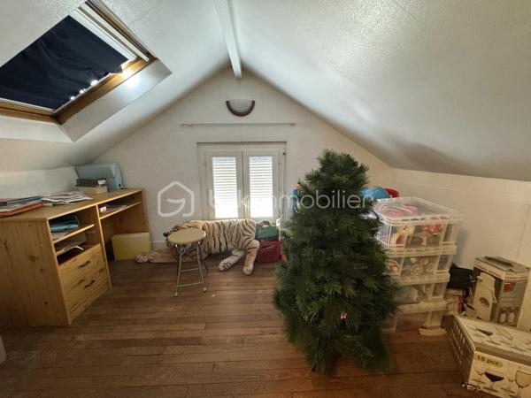 CONTACT UNIQUE : SOPHIA GACI : 06 15 07 82 92



COUP DE CŒUR À PUISEUX-EN-FRANCE – MAISON INDIVIDUELLE À FORT POTENTIEL 🔥
📍 Secteur Le Bois du Coudray, à proximité de Louvres

💥 PRIX ATTRACTIF : 283 000 € FAI 💥
Une opportunité rare sur le secteur pour une maison avec autant de potentiel !

✨ UNE MAISON QUI S’ADAPTE À VOTRE VIE
Dans un environnement calme et résidentiel, à deux pas des écoles, commerces et transports, découvrez cette maison individuelle de 141,94 m² offrant espace, luminosité et évolutivité.

Dès l’entrée, vous serez séduit par :
✔️ Un vaste séjour double lumineux, idéal pour recevoir
✔️ Une cuisine séparée entièrement équipée
✔️ Un bureau, parfait pour le télétravail
✔️ 3 chambres confortables
✔️ Une salle d’eau/bains et WC à chaque niveau pour un confort optimal

👉 Maison principale déjà en très bon état construction récente
👉 Extension et isolation réalisées en 2017
👉 Chauffage performant par pompe à chaleur
👉 Plans disponibles

💡 Un vrai plus : le propriétaire peut se charger de réaliser les quelques finitions restantes, vous permettant d’emménager sereinement.

🚀 UN BIEN À FORT POTENTIEL – PROJET DE VIE OU INVESTISSEMENT

🏡 Studio indépendant
• 27 m² au total dont 19 m² déjà aménagés
• Idéal pour location, profession libérale ou espace ado
• Possibilité de rehaussement pour exploiter tout son potentiel et ainsi doubler cette surface

📦 Espace de stockage aménageable
• Fort potentiel d’agrandissement pour créer de nouvelles surfaces

🎨 Personnalisation possible
• L’opportunité d’adapter le bien à votre goût tout en valorisant votre patrimoine

🌳 UN EXTÉRIEUR PRIVILÉGIÉ
• Jardin clos de 345 m² sans vis-à-vis 🌿
• Parfait pour vos moments de détente en famille
• Stationnement pour jusqu’à 3 véhicules

🚆 UNE LOCALISATION IDÉALE
• 🚌 Bus à 2 min à pied (Fauvettes & Allouettes)
• 🚉 RER D – Gare de Louvres à 1,4 km
• ⏱️ Paris Gare du Nord en 30 minutes

📊 FICHE TECHNIQUE
• Surface : 141,94 m²
• Terrain : 345 m²
• Chauffage : Pompe à chaleur
• Annexes : Garage + studio + cellier + rangements + bureau

💥 UNE MAISON ÉVOLUTIVE À PRIX COMPÉTITIF – À VISITER SANS TARDER !
Parfaite pour une famille ou un investisseur, cette maison combine emplacement, potentiel et prix attractif.

📞 Contactez-moi dès maintenant pour organiser une visite !