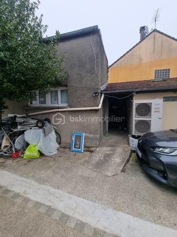 CONTACT UNIQUE : SOPHIA GACI : 06 15 07 82 92



COUP DE CŒUR À PUISEUX-EN-FRANCE – MAISON INDIVIDUELLE À FORT POTENTIEL 🔥
📍 Secteur Le Bois du Coudray, à proximité de Louvres

💥 PRIX ATTRACTIF : 283 000 € FAI 💥
Une opportunité rare sur le secteur pour une maison avec autant de potentiel !

✨ UNE MAISON QUI S’ADAPTE À VOTRE VIE
Dans un environnement calme et résidentiel, à deux pas des écoles, commerces et transports, découvrez cette maison individuelle de 141,94 m² offrant espace, luminosité et évolutivité.

Dès l’entrée, vous serez séduit par :
✔️ Un vaste séjour double lumineux, idéal pour recevoir
✔️ Une cuisine séparée entièrement équipée
✔️ Un bureau, parfait pour le télétravail
✔️ 3 chambres confortables
✔️ Une salle d’eau/bains et WC à chaque niveau pour un confort optimal

👉 Maison principale déjà en très bon état construction récente
👉 Extension et isolation réalisées en 2017
👉 Chauffage performant par pompe à chaleur
👉 Plans disponibles

💡 Un vrai plus : le propriétaire peut se charger de réaliser les quelques finitions restantes, vous permettant d’emménager sereinement.

🚀 UN BIEN À FORT POTENTIEL – PROJET DE VIE OU INVESTISSEMENT

🏡 Studio indépendant
• 27 m² au total dont 19 m² déjà aménagés
• Idéal pour location, profession libérale ou espace ado
• Possibilité de rehaussement pour exploiter tout son potentiel et ainsi doubler cette surface

📦 Espace de stockage aménageable
• Fort potentiel d’agrandissement pour créer de nouvelles surfaces

🎨 Personnalisation possible
• L’opportunité d’adapter le bien à votre goût tout en valorisant votre patrimoine

🌳 UN EXTÉRIEUR PRIVILÉGIÉ
• Jardin clos de 345 m² sans vis-à-vis 🌿
• Parfait pour vos moments de détente en famille
• Stationnement pour jusqu’à 3 véhicules

🚆 UNE LOCALISATION IDÉALE
• 🚌 Bus à 2 min à pied (Fauvettes & Allouettes)
• 🚉 RER D – Gare de Louvres à 1,4 km
• ⏱️ Paris Gare du Nord en 30 minutes

📊 FICHE TECHNIQUE
• Surface : 141,94 m²
• Terrain : 345 m²
• Chauffage : Pompe à chaleur
• Annexes : Garage + studio + cellier + rangements + bureau

💥 UNE MAISON ÉVOLUTIVE À PRIX COMPÉTITIF – À VISITER SANS TARDER !
Parfaite pour une famille ou un investisseur, cette maison combine emplacement, potentiel et prix attractif.

📞 Contactez-moi dès maintenant pour organiser une visite !