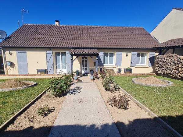 Quartier calme de Cannes Ecluse maison de plein pied de 76 m2 à ne pas manquer.
Comprenant 1 entrée, 1 cuisine aménagée et équipée, un salon, salle à manger avec une cheminée à bois foyer fermer, 1 salle d'eau, 1 wc.
3 chambres avec placards.
1 cellier, 1 garage porte télécommandée aucun travaux à prévoir.
terrain de 515 m2 terrasse avec tonnelle.  une dépendance. 
Toutes commodités médecins, pharmacie, école maternelle, primaire, boulangerie, café, épicerie.
Gare de Montereau Fault- Yonne, Paris gare de Lyon à 1 heure. Bus à proximité de la maison.
Un vrai coup de cœur.
Je reste à votre disposition 7/7