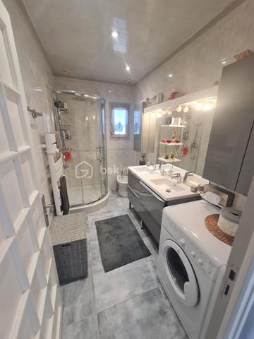 Quartier calme de Cannes Ecluse maison de plein pied de 76 m2 à ne pas manquer.
Comprenant 1 entrée, 1 cuisine aménagée et équipée, un salon, salle à manger avec une cheminée à bois foyer fermer, 1 salle d'eau, 1 wc.
3 chambres avec placards.
1 cellier, 1 garage porte télécommandée aucun travaux à prévoir.
terrain de 515 m2 terrasse avec tonnelle.  une dépendance. 
Toutes commodités médecins, pharmacie, école maternelle, primaire, boulangerie, café, épicerie.
Gare de Montereau Fault- Yonne, Paris gare de Lyon à 1 heure. Bus à proximité de la maison.
Un vrai coup de cœur.
Je reste à votre disposition 7/7