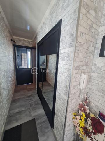 Quartier calme de Cannes Ecluse maison de plein pied de 76 m2 à ne pas manquer.
Comprenant 1 entrée, 1 cuisine aménagée et équipée, un salon, salle à manger avec une cheminée à bois foyer fermer, 1 salle d'eau, 1 wc.
3 chambres avec placards.
1 cellier, 1 garage porte télécommandée aucun travaux à prévoir.
terrain de 515 m2 terrasse avec tonnelle.  une dépendance. 
Toutes commodités médecins, pharmacie, école maternelle, primaire, boulangerie, café, épicerie.
Gare de Montereau Fault- Yonne, Paris gare de Lyon à 1 heure. Bus à proximité de la maison.
Un vrai coup de cœur.
Je reste à votre disposition 7/7