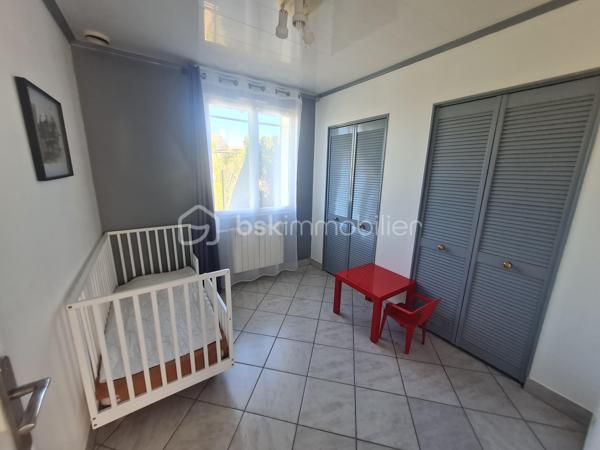 Quartier calme de Cannes Ecluse maison de plein pied de 76 m2 à ne pas manquer.
Comprenant 1 entrée, 1 cuisine aménagée et équipée, un salon, salle à manger avec une cheminée à bois foyer fermer, 1 salle d'eau, 1 wc.
3 chambres avec placards.
1 cellier, 1 garage porte télécommandée aucun travaux à prévoir.
terrain de 515 m2 terrasse avec tonnelle.  une dépendance. 
Toutes commodités médecins, pharmacie, école maternelle, primaire, boulangerie, café, épicerie.
Gare de Montereau Fault- Yonne, Paris gare de Lyon à 1 heure. Bus à proximité de la maison.
Un vrai coup de cœur.
Je reste à votre disposition 7/7