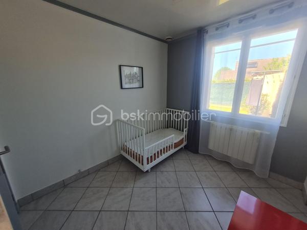 Quartier calme de Cannes Ecluse maison de plein pied de 76 m2 à ne pas manquer.
Comprenant 1 entrée, 1 cuisine aménagée et équipée, un salon, salle à manger avec une cheminée à bois foyer fermer, 1 salle d'eau, 1 wc.
3 chambres avec placards.
1 cellier, 1 garage porte télécommandée aucun travaux à prévoir.
terrain de 515 m2 terrasse avec tonnelle.  une dépendance. 
Toutes commodités médecins, pharmacie, école maternelle, primaire, boulangerie, café, épicerie.
Gare de Montereau Fault- Yonne, Paris gare de Lyon à 1 heure. Bus à proximité de la maison.
Un vrai coup de cœur.
Je reste à votre disposition 7/7