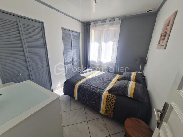 Quartier calme de Cannes Ecluse maison de plein pied de 76 m2 à ne pas manquer.
Comprenant 1 entrée, 1 cuisine aménagée et équipée, un salon, salle à manger avec une cheminée à bois foyer fermer, 1 salle d'eau, 1 wc.
3 chambres avec placards.
1 cellier, 1 garage porte télécommandée aucun travaux à prévoir.
terrain de 515 m2 terrasse avec tonnelle.  une dépendance. 
Toutes commodités médecins, pharmacie, école maternelle, primaire, boulangerie, café, épicerie.
Gare de Montereau Fault- Yonne, Paris gare de Lyon à 1 heure. Bus à proximité de la maison.
Un vrai coup de cœur.
Je reste à votre disposition 7/7