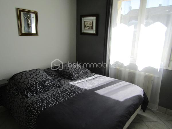 Quartier calme de Cannes Ecluse maison de plein pied de 76 m2 à ne pas manquer.
Comprenant 1 entrée, 1 cuisine aménagée et équipée, un salon, salle à manger avec une cheminée à bois foyer fermer, 1 salle d'eau, 1 wc.
3 chambres avec placards.
1 cellier, 1 garage porte télécommandée aucun travaux à prévoir.
terrain de 515 m2 terrasse avec tonnelle.  une dépendance. 
Toutes commodités médecins, pharmacie, école maternelle, primaire, boulangerie, café, épicerie.
Gare de Montereau Fault- Yonne, Paris gare de Lyon à 1 heure. Bus à proximité de la maison.
Un vrai coup de cœur.
Je reste à votre disposition 7/7