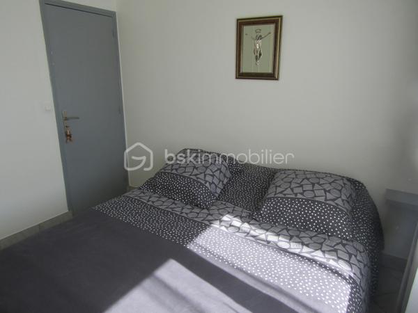 Quartier calme de Cannes Ecluse maison de plein pied de 76 m2 à ne pas manquer.
Comprenant 1 entrée, 1 cuisine aménagée et équipée, un salon, salle à manger avec une cheminée à bois foyer fermer, 1 salle d'eau, 1 wc.
3 chambres avec placards.
1 cellier, 1 garage porte télécommandée aucun travaux à prévoir.
terrain de 515 m2 terrasse avec tonnelle.  une dépendance. 
Toutes commodités médecins, pharmacie, école maternelle, primaire, boulangerie, café, épicerie.
Gare de Montereau Fault- Yonne, Paris gare de Lyon à 1 heure. Bus à proximité de la maison.
Un vrai coup de cœur.
Je reste à votre disposition 7/7