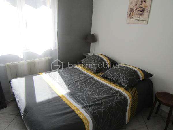 Quartier calme de Cannes Ecluse maison de plein pied de 76 m2 à ne pas manquer.
Comprenant 1 entrée, 1 cuisine aménagée et équipée, un salon, salle à manger avec une cheminée à bois foyer fermer, 1 salle d'eau, 1 wc.
3 chambres avec placards.
1 cellier, 1 garage porte télécommandée aucun travaux à prévoir.
terrain de 515 m2 terrasse avec tonnelle.  une dépendance. 
Toutes commodités médecins, pharmacie, école maternelle, primaire, boulangerie, café, épicerie.
Gare de Montereau Fault- Yonne, Paris gare de Lyon à 1 heure. Bus à proximité de la maison.
Un vrai coup de cœur.
Je reste à votre disposition 7/7