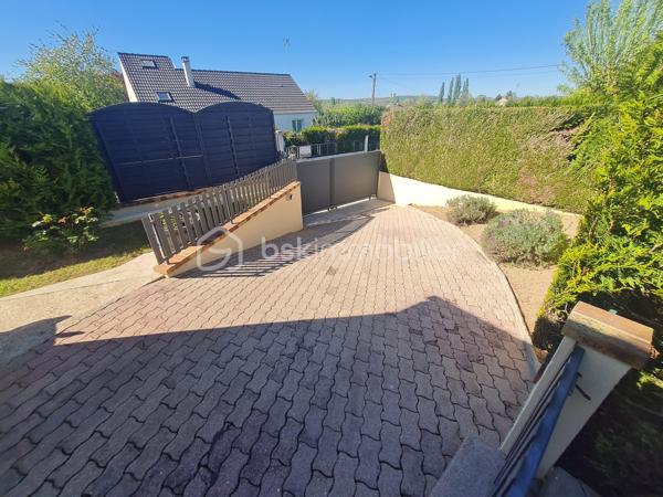 Quartier calme de Cannes Ecluse maison de plein pied de 76 m2 à ne pas manquer.
Comprenant 1 entrée, 1 cuisine aménagée et équipée, un salon, salle à manger avec une cheminée à bois foyer fermer, 1 salle d'eau, 1 wc.
3 chambres avec placards.
1 cellier, 1 garage porte télécommandée aucun travaux à prévoir.
terrain de 515 m2 terrasse avec tonnelle.  une dépendance. 
Toutes commodités médecins, pharmacie, école maternelle, primaire, boulangerie, café, épicerie.
Gare de Montereau Fault- Yonne, Paris gare de Lyon à 1 heure. Bus à proximité de la maison.
Un vrai coup de cœur.
Je reste à votre disposition 7/7