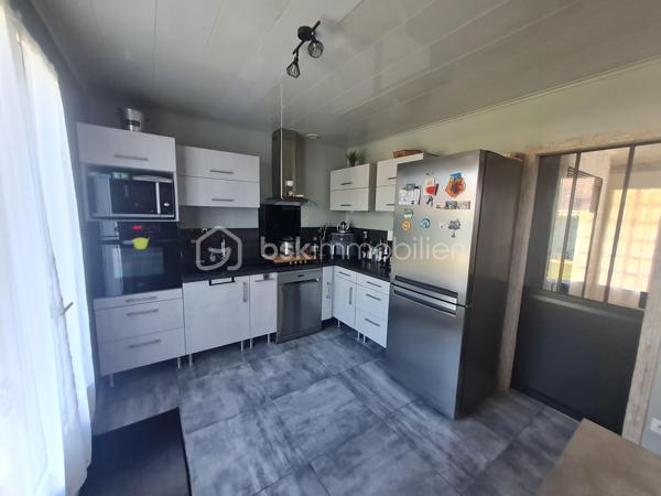 Quartier calme de Cannes Ecluse maison de plein pied de 76 m2 à ne pas manquer.
Comprenant 1 entrée, 1 cuisine aménagée et équipée, un salon, salle à manger avec une cheminée à bois foyer fermer, 1 salle d'eau, 1 wc.
3 chambres avec placards.
1 cellier, 1 garage porte télécommandée aucun travaux à prévoir.
terrain de 515 m2 terrasse avec tonnelle.  une dépendance. 
Toutes commodités médecins, pharmacie, école maternelle, primaire, boulangerie, café, épicerie.
Gare de Montereau Fault- Yonne, Paris gare de Lyon à 1 heure. Bus à proximité de la maison.
Un vrai coup de cœur.
Je reste à votre disposition 7/7