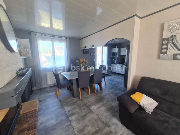 Quartier calme de Cannes Ecluse maison de plein pied de 76 m2 à ne pas manquer.
Comprenant 1 entrée, 1 cuisine aménagée et équipée, un salon, salle à manger avec une cheminée à bois foyer fermer, 1 salle d'eau, 1 wc.
3 chambres avec placards.
1 cellier, 1 garage porte télécommandée aucun travaux à prévoir.
terrain de 515 m2 terrasse avec tonnelle.  une dépendance. 
Toutes commodités médecins, pharmacie, école maternelle, primaire, boulangerie, café, épicerie.
Gare de Montereau Fault- Yonne, Paris gare de Lyon à 1 heure. Bus à proximité de la maison.
Un vrai coup de cœur.
Je reste à votre disposition 7/7